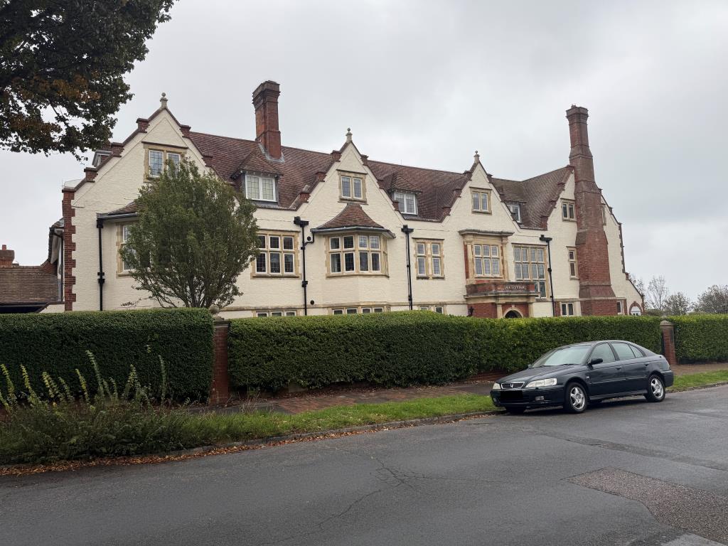Lot: 127 - GROUND FLOOR FLAT WITH GARDENS AND PARKING IN FAVOURED MEADS LOCATION - View of building from Staveley Road